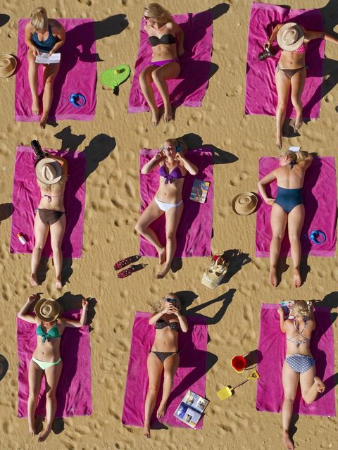 Dicht an dicht aalen sich Sonnenanbeter in den kommenden Wochen an Stränden. Doch ein attraktives Hautbild lässt sich auch schonender als durch intensivstes Sonnen erzielen