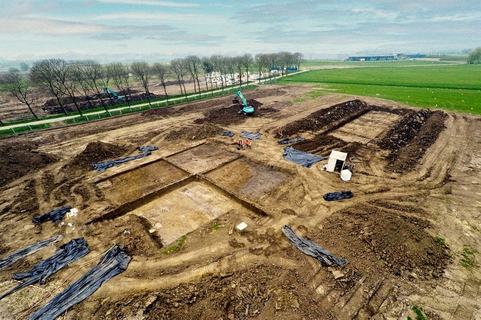 Auf einem Feld wurden Ausgrabungen vorgenommen, durch die verschiedene Erdschichten zu sehen sind