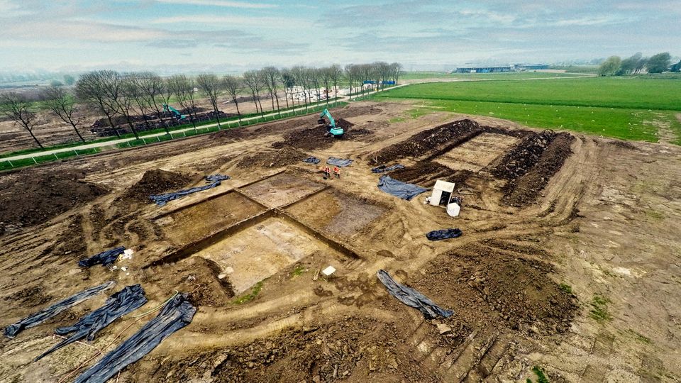 Auf einem Feld wurden Ausgrabungen vorgenommen, durch die verschiedene Erdschichten zu sehen sind Auf einem Feld wurden Ausgrabungen vorgenommen, durch die verschiedene Erdschichten zu sehen sind