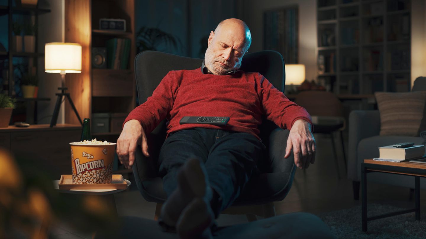 Alter Mann schläft vor dem Fernseher