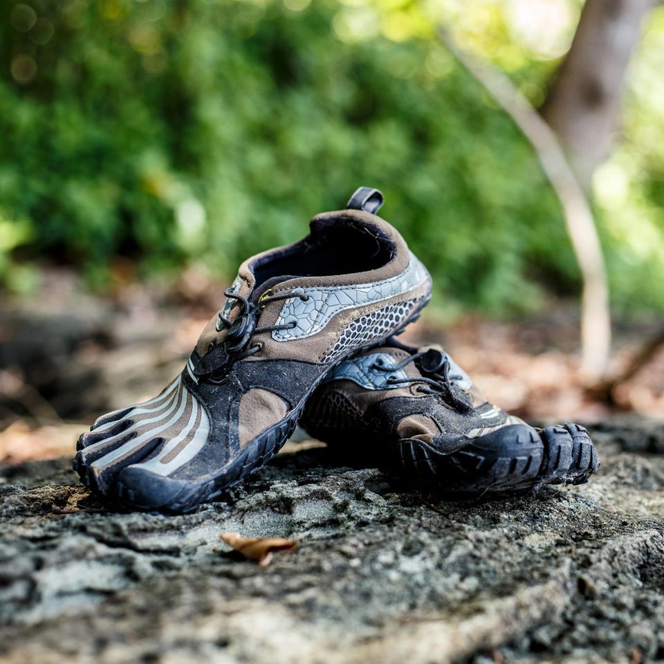 Barfußschuhe müssen nicht unbedingt getrennte Zehenkammern haben. Allen Modellen ist jedoch gemein, dass sie den Zehen Raum geben und die Fußmuskulatur zum Arbeiten bringen