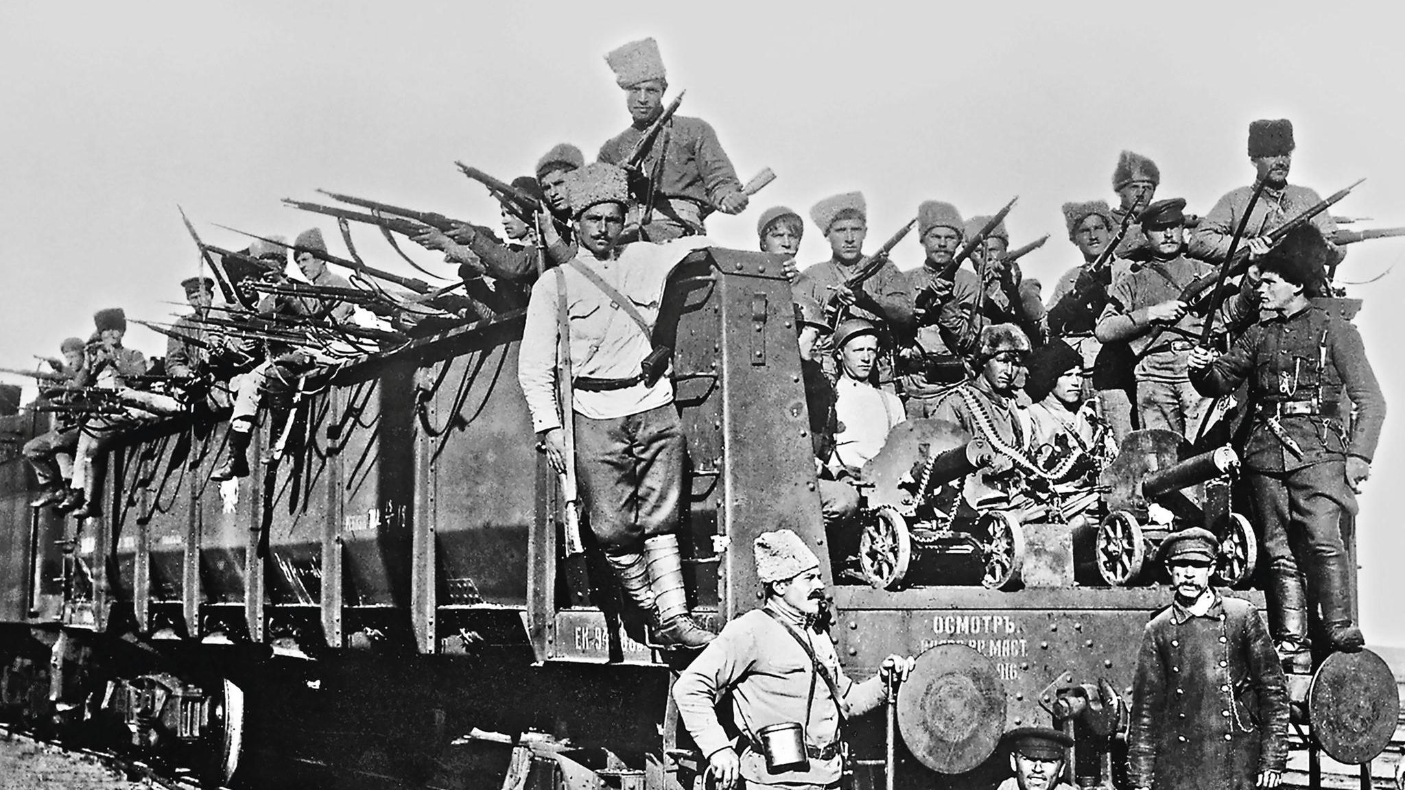 Mit gut gesicherten Zügen verlegen Kommandeure der Roten Armee Truppen von einem Kriegsschauplatz zum anderen