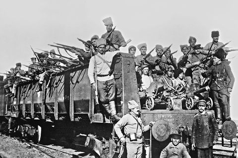 Mit gut gesicherten Zügen verlegen Kommandeure der Roten Armee Truppen von einem Kriegsschauplatz zum anderen