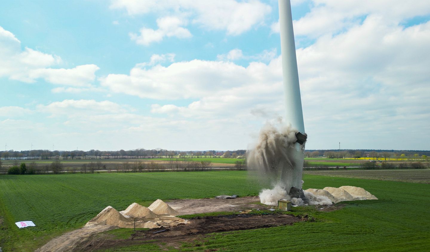 Tonnenschwere Matten aus alten Lkw-Reifen verhindern, dass die Wucht der Explosion Betonbrocken durch die Luft schleudert und auf den umliegenden Äckern verteilt.