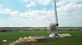 Tonnenschwere Matten aus alten Lkw-Reifen verhindern, dass die Wucht der Explosion Betonbrocken durch die Luft schleudert und auf den umliegenden Äckern verteilt.