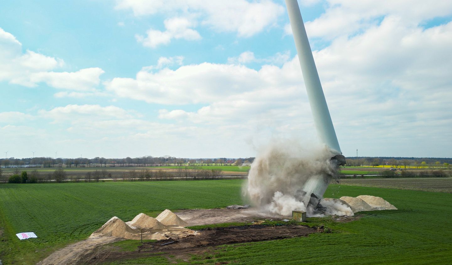 Im Vergleich zu einer Fallrichtsprengung, bei der Gebäude ihrer Länge nach flachgelegt werden, spart die Sprengfaltung Platz: Je kleiner die Ackerfläche, auf die der Betonturm stürzt, desto besser.