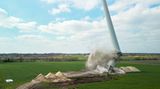 Im Vergleich zu einer Fallrichtsprengung, bei der Gebäude ihrer Länge nach flachgelegt werden, spart die Sprengfaltung Platz: Je kleiner die Ackerfläche, auf die der Betonturm stürzt, desto besser.