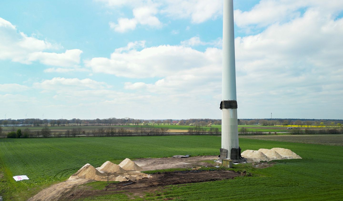 800 Tonnen wiegt der Turm aus Stahlbeton, den Eduard Reisch und sein Team in der Nähe von Oldenburg zu Fall bringen.