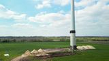 800 Tonnen wiegt der Turm aus Stahlbeton, den Eduard Reisch und sein Team in der Nähe von Oldenburg zu Fall bringen.