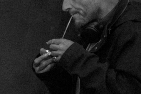Eine Drogenseuche überschwemmt die USA: In Albuquerque raucht ein Mann Fentanyl, ein synthetisch hergestelltes Opioid