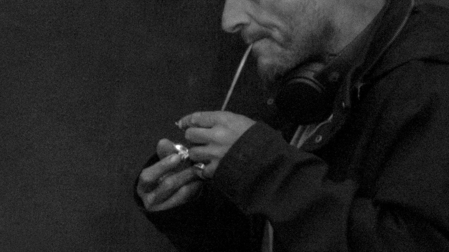 Eine Drogenseuche überschwemmt die USA: In Albuquerque raucht ein Mann Fentanyl, ein synthetisch hergestelltes Opioid