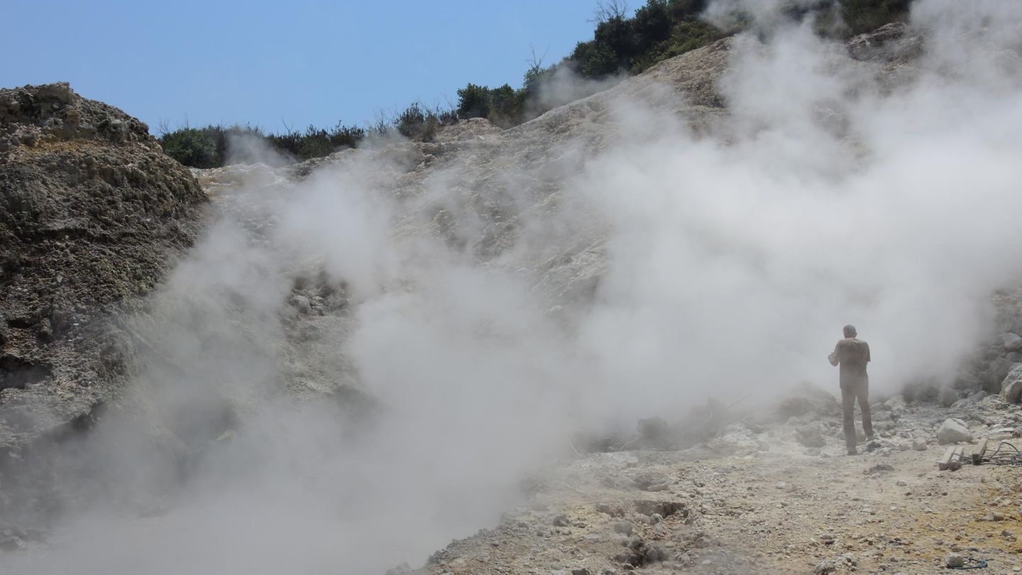 Geologe in weißem Rauch in den Phlegräischen Feldern