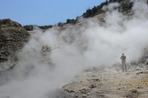 Geologe in weißem Rauch in den Phlegräischen Feldern