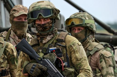 Russische Soldaten mit Waffen