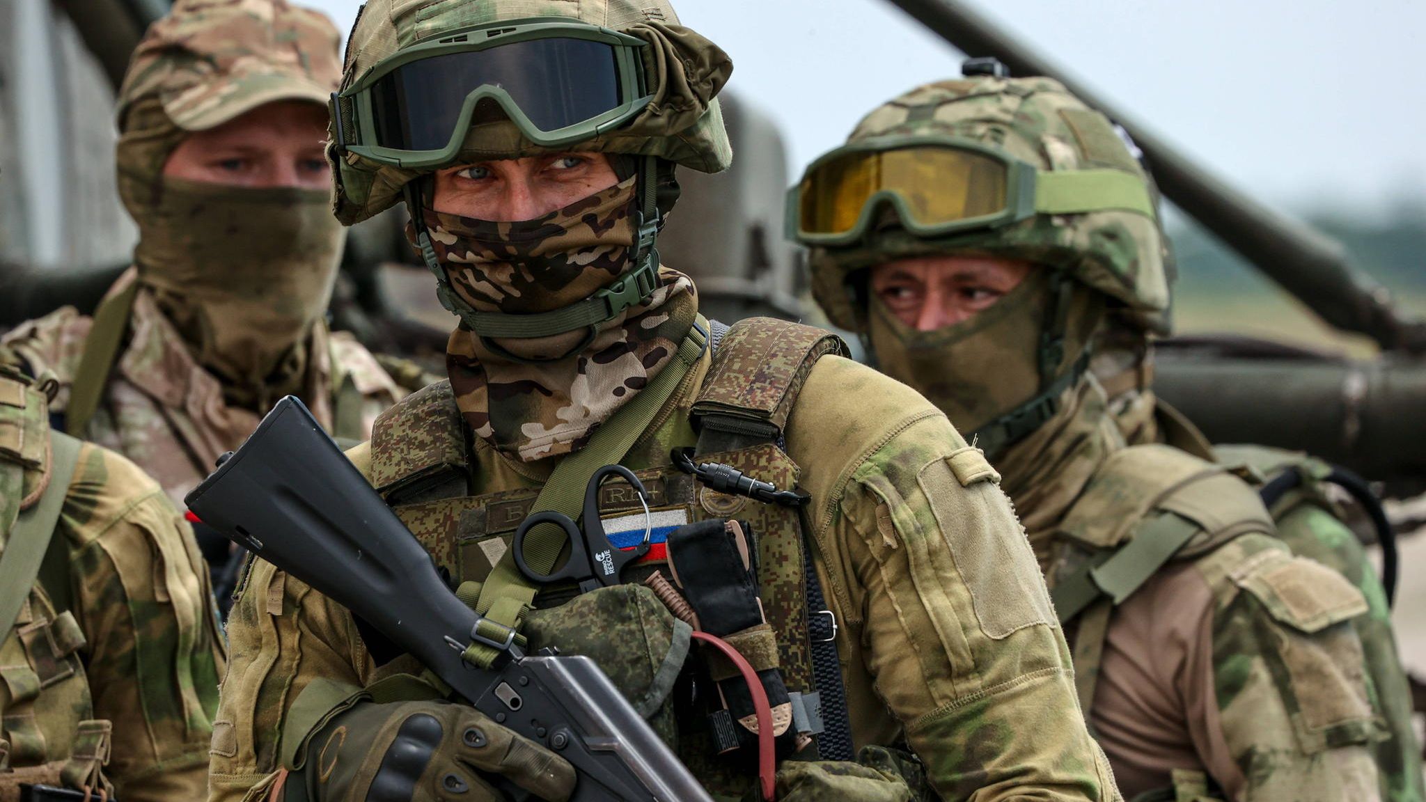 Russische Soldaten mit Waffen