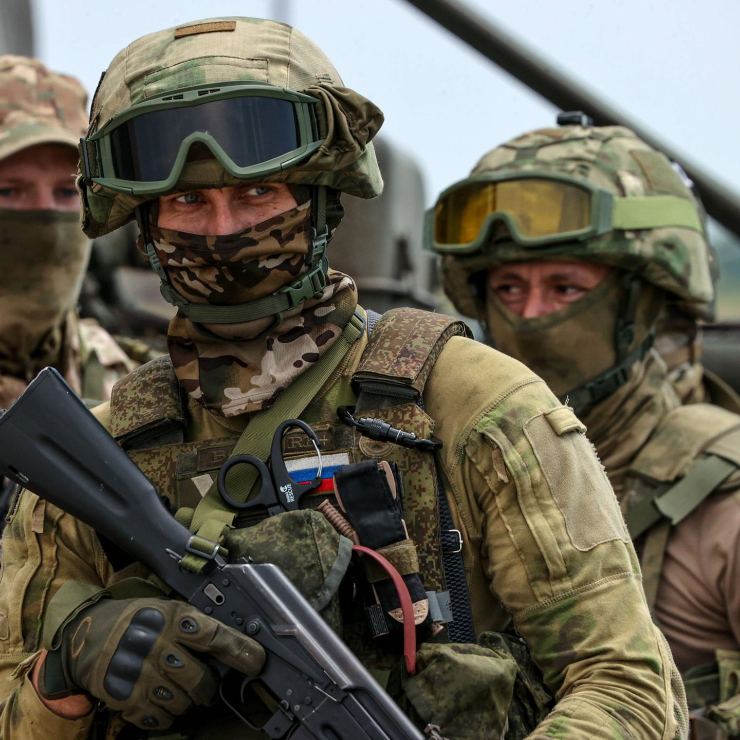 Russische Soldaten mit Waffen