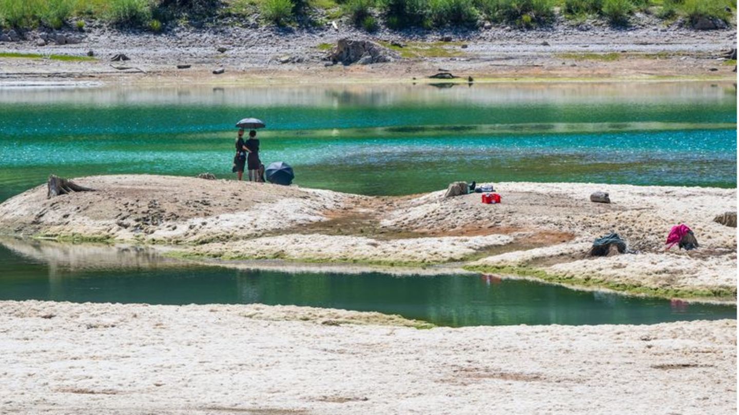 Trockenheit in Deutschland: Im bayrischen Sylvensteinstausee ist eine Insel durch den Wassermangel freigelegt