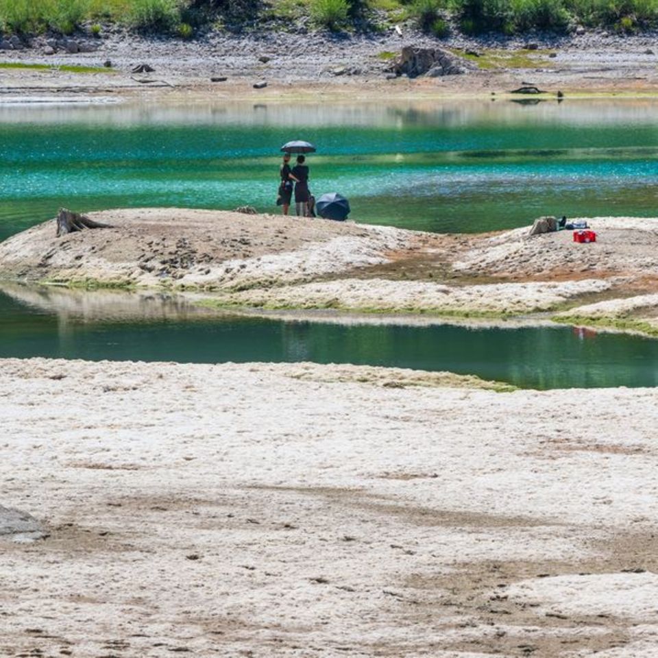 Trockenheit in Deutschland: Im bayrischen Sylvensteinstausee ist eine Insel durch den Wassermangel freigelegt
