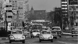 Dichter Straßenverkehr: Viele VW Käfer fahren hintereinander
