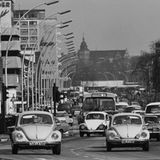 Dichter Straßenverkehr: Viele VW Käfer fahren hintereinander