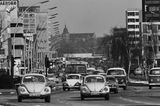 Dichter Straßenverkehr: Viele VW Käfer fahren hintereinander