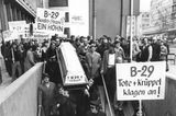 Menschen protestieren und halten Schilder in die Höhe. Aufschrift: Uns reicht! B29 sofort ausbauen