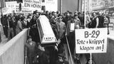 Menschen protestieren und halten Schilder in die Höhe. Aufschrift: Uns reicht! B29 sofort ausbauen