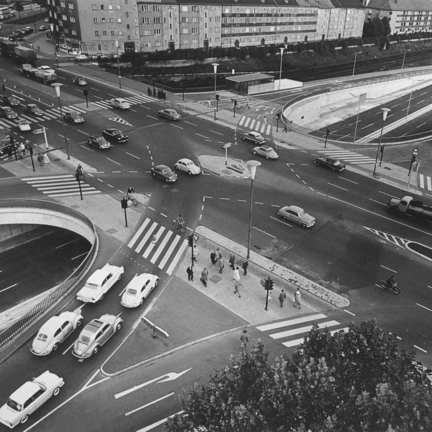 Autos fahren über die Bundesautobahn 100 Stadtring Berlin, 60er Jahre