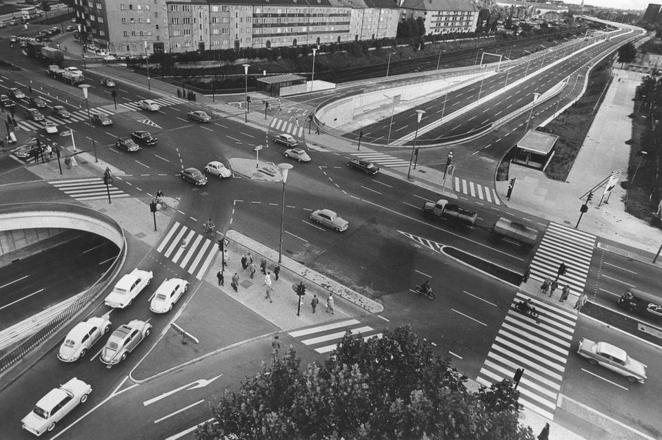 Autos fahren über die Bundesautobahn 100 Stadtring Berlin, 60er Jahre