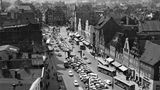 Lüneburg, Blick auf den zentralen Platz Am Sande von St. Johannis aus, 1962