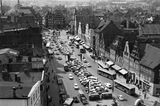 Lüneburg, Blick auf den zentralen Platz Am Sande von St. Johannis aus, 1962