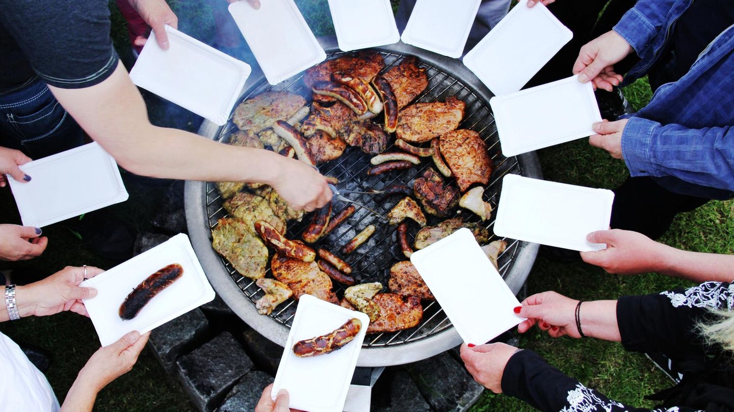 Wer vor der Grillparty an die Teilnehmenden appelliert, weniger Fleisch zu essen, muss damit rechnen, das Gegenteil zu erreichen