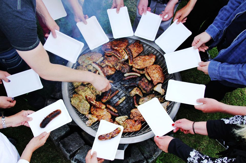 Wer vor der Grillparty an die Teilnehmenden appelliert, weniger Fleisch zu essen, muss damit rechnen, das Gegenteil zu erreichen