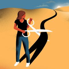 Frau schneidet Weg hinter sich ab