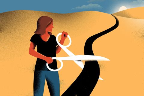 Frau schneidet Weg hinter sich ab