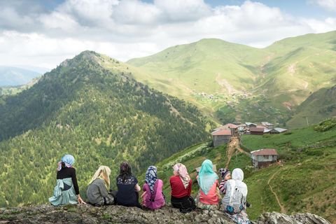 Mädchen einer muslimischen Minderheit im Westen Georgiens entspannen sich nach dem Koranunterricht