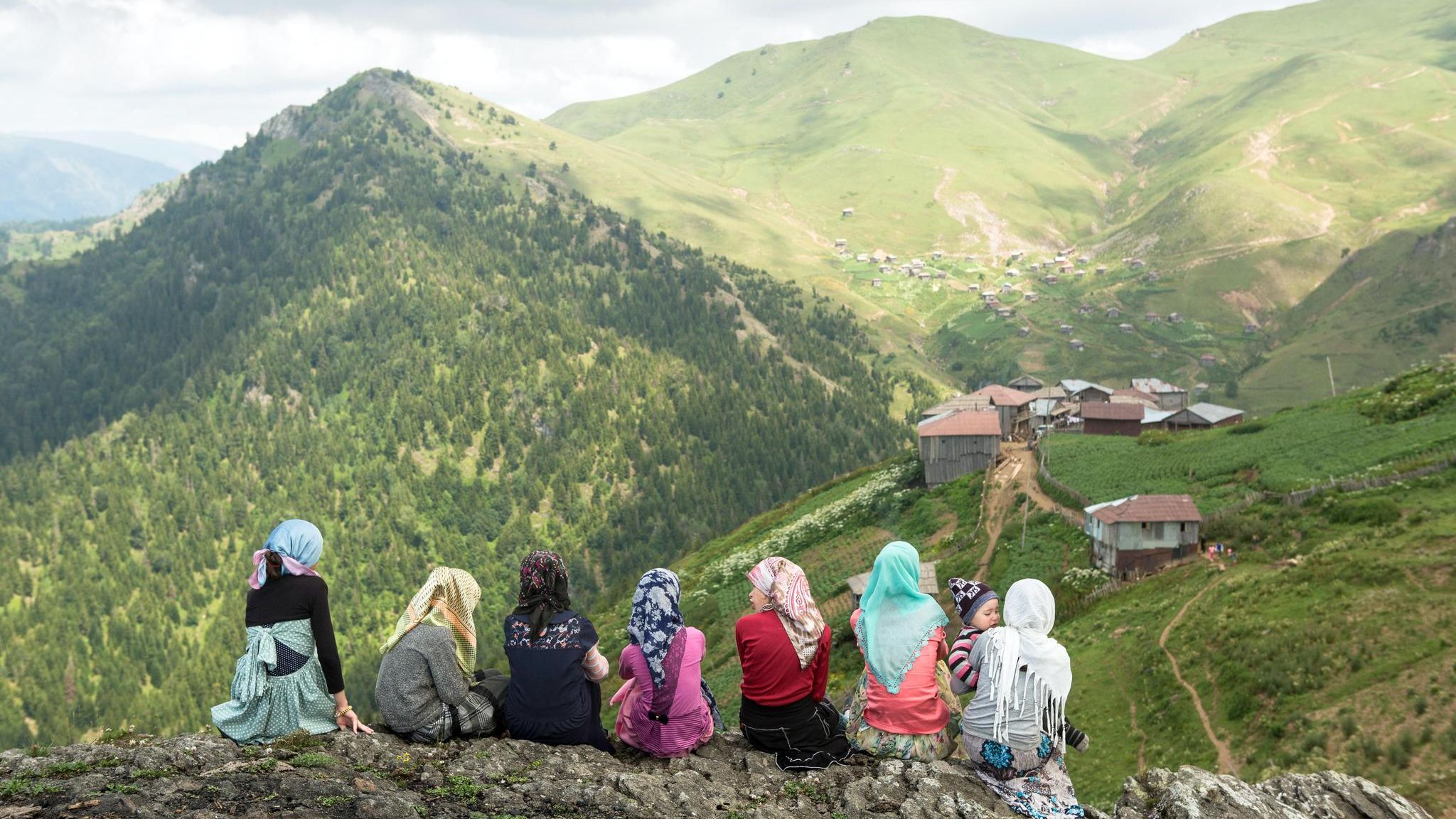 Mädchen einer muslimischen Minderheit im Westen Georgiens entspannen sich nach dem Koranunterricht