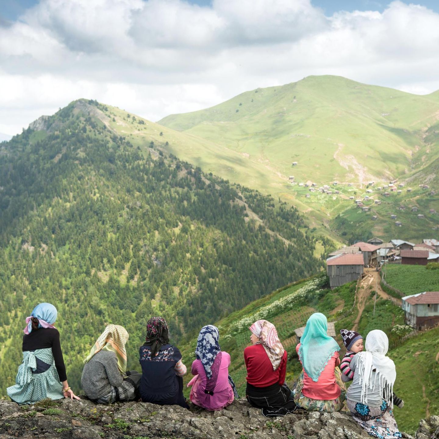 Mädchen einer muslimischen Minderheit im Westen Georgiens entspannen sich nach dem Koranunterricht