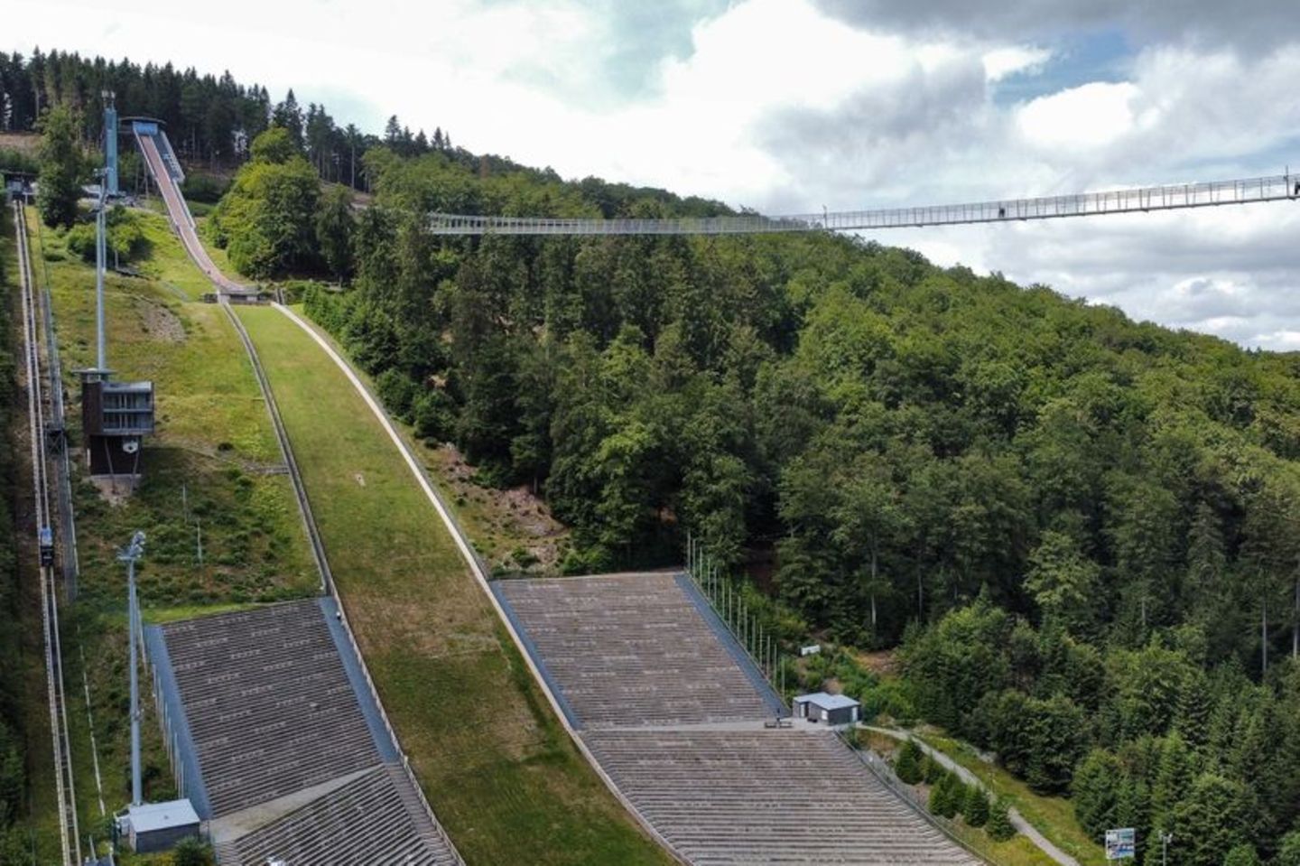 Die Brücke führt von der Mühlenkopfschanze auf der einen Seite des Tals hinüber zum Mus