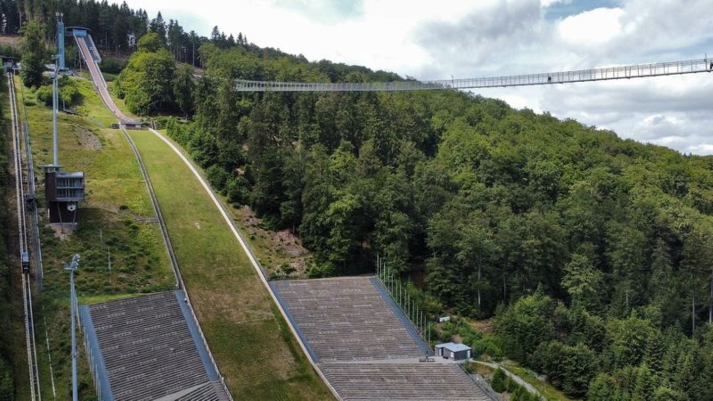 Die Brücke führt von der Mühlenkopfschanze auf der einen Seite des Tals hinüber zum Mus