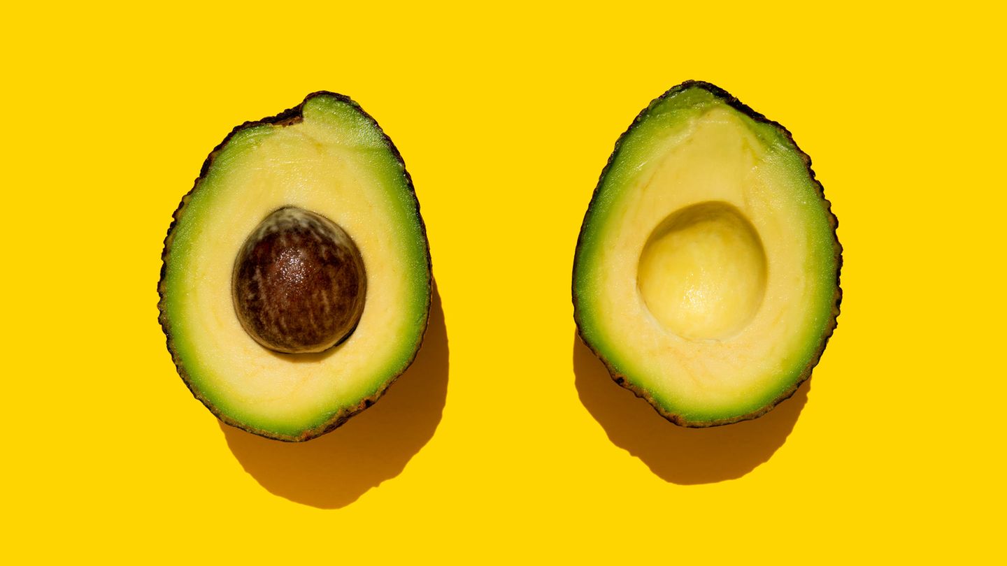 Aufgeschnittene Avocado auf gelbem Untergrund