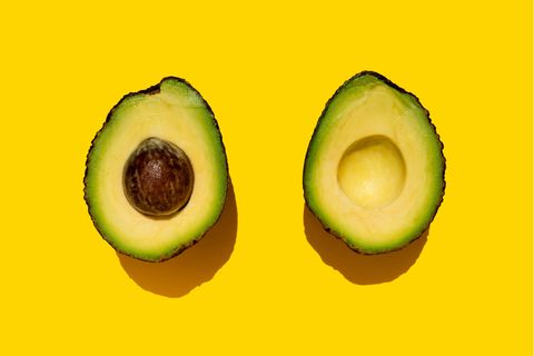 Aufgeschnittene Avocado auf gelbem Untergrund