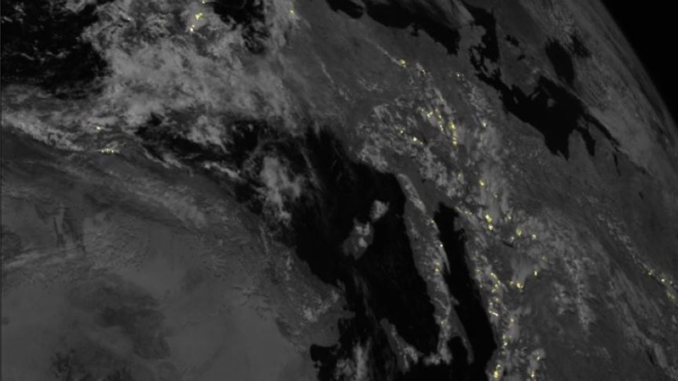 Eine neue Generation von Wettersatelliten hat erste Bilder von Blitzen bei Gewittern aus dem All gefunkt.