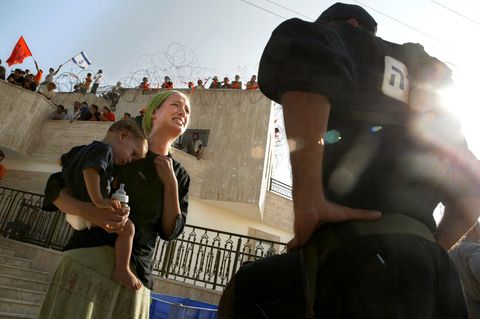 Eine jüdische Frau während der Zwangsräumung ihrer Siedlung im Gazastreifen im Jahr 2005