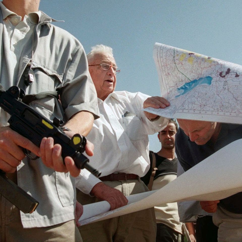 Der Ex-General Ariel Scharon (Mitte) und der Rabbi, Siedler und Knesset-Abgeordnete Hanan Porat (rechts) besuchen im Oktober 1999  Harasha im Westjordanland. Scharon hat die Siedlungen bereits als Landwirtschaftsminister in den 70er Jahren gefördert - offen und verdeckt