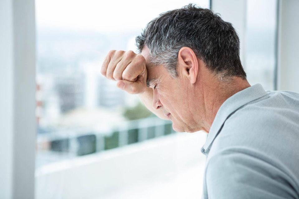 Gestresster Mann am Fenster