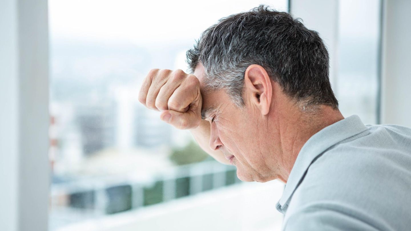 Gestresster Mann am Fenster Gestresster Mann am Fenster