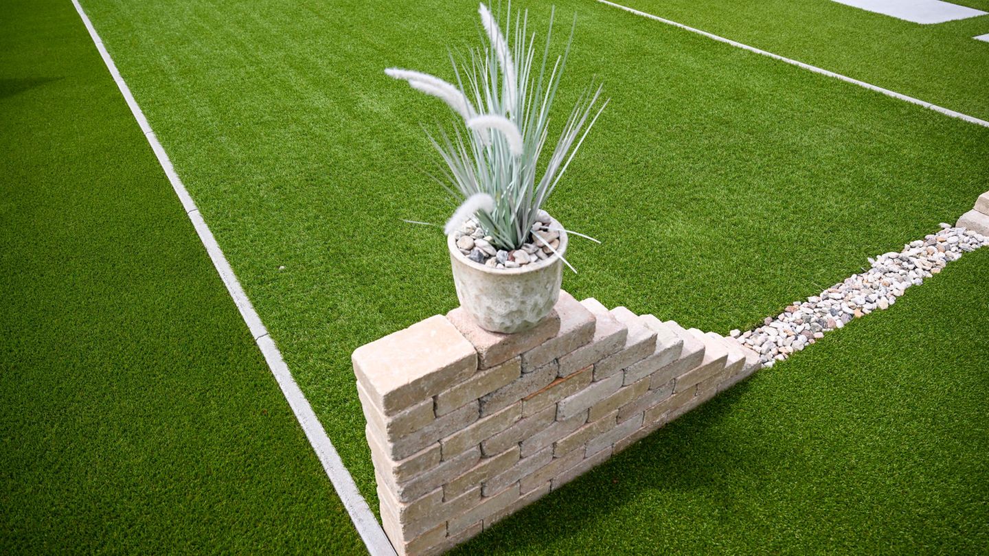 Gestaltete Fläche aus Kunstrasen im Schaugarten der Firma Top Green