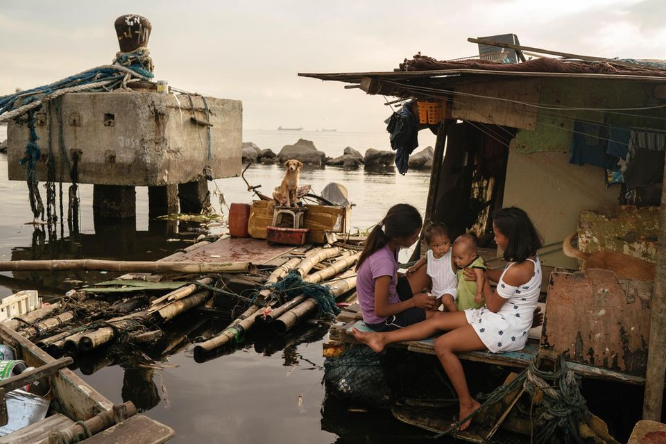 Die Schwestern Joan und Jossa Garcia leben mit ihren beiden Kindern auf einem kleinen Floß im Fischereihafen von Manila