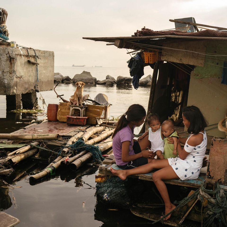 Die Schwestern Joan und Jossa Garcia leben mit ihren beiden Kindern auf einem kleinen Floß im Fischereihafen von Manila